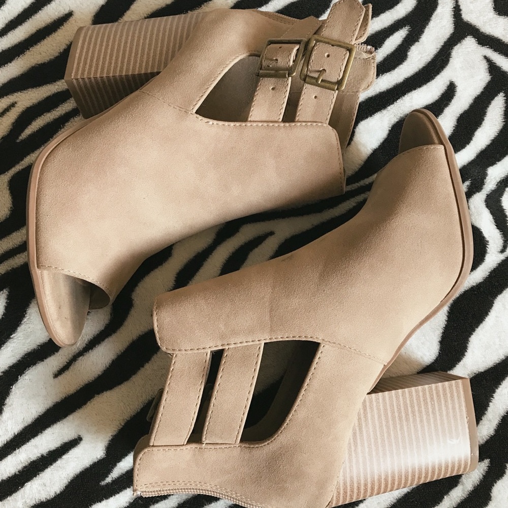 TAN HEELS ( SUEDE )
